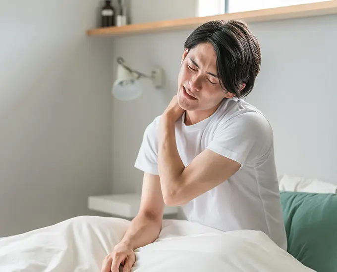 寝起きに肩が痛い男性